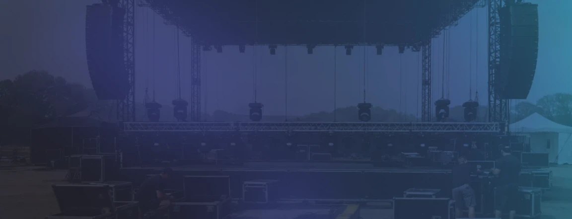 La scène d'un concert en cours de montage.