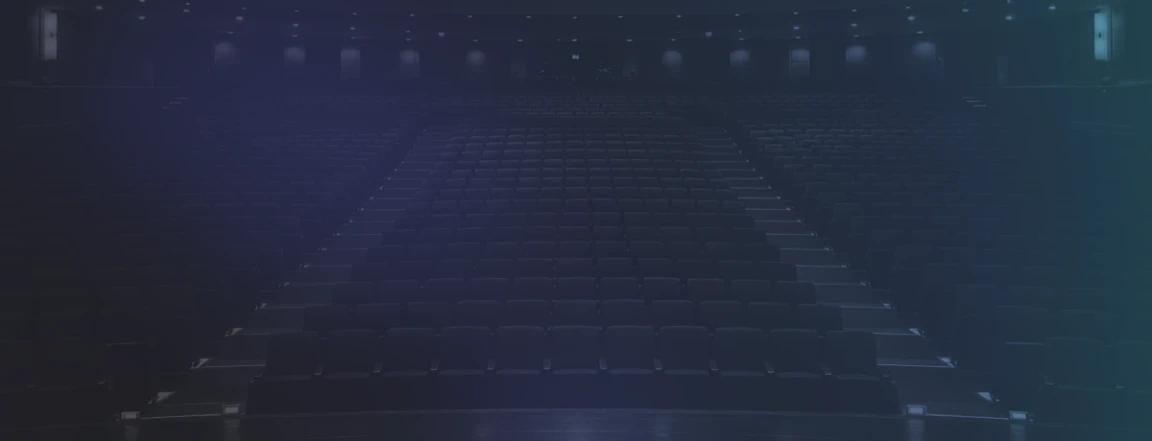 Les gradins d'une grande salle de théâtre.