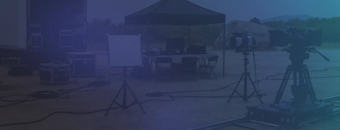 Un plateau de tournage en extérieur.